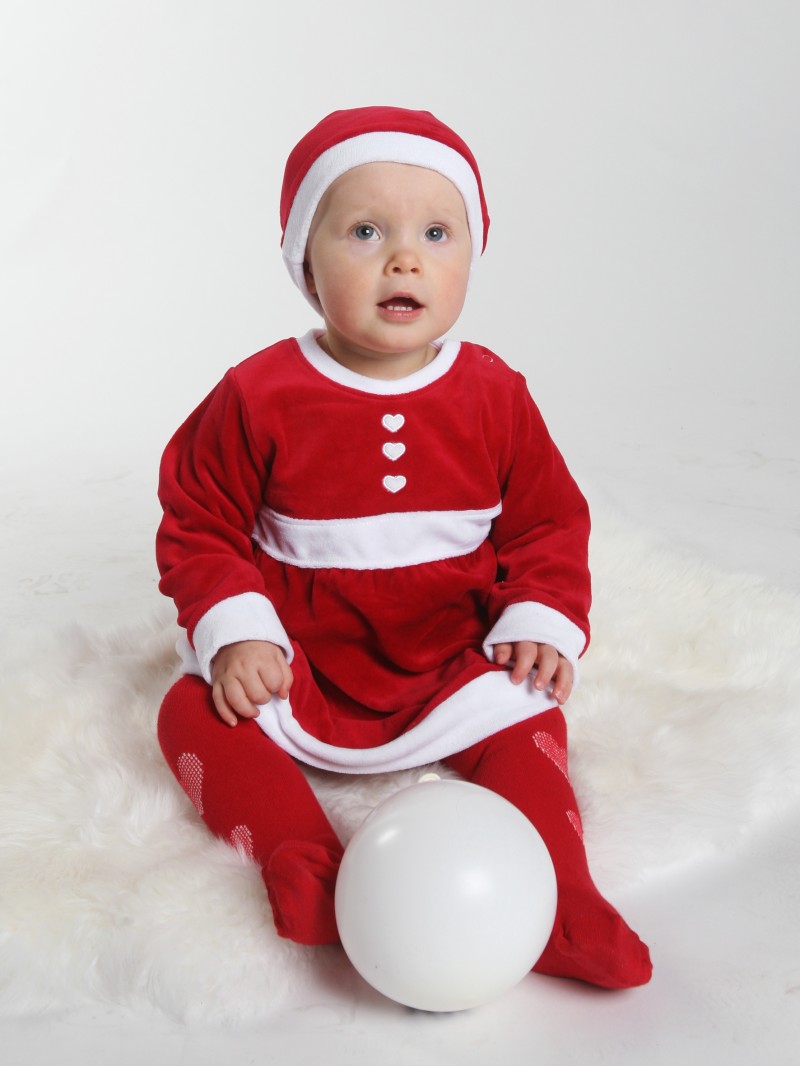 Ebba Eriksson, 1 år, Umeå, skickar en stor julkram till släkt och vänner.
